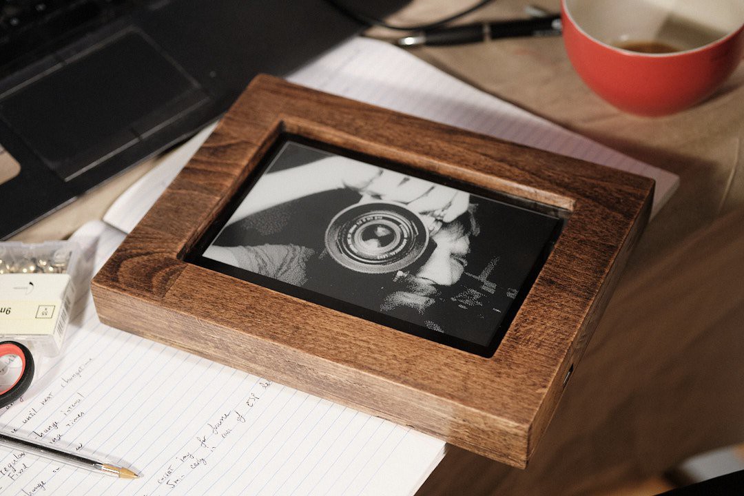Receive Virtual Postcards On This Beautiful EInk Photo Frame Hackaday