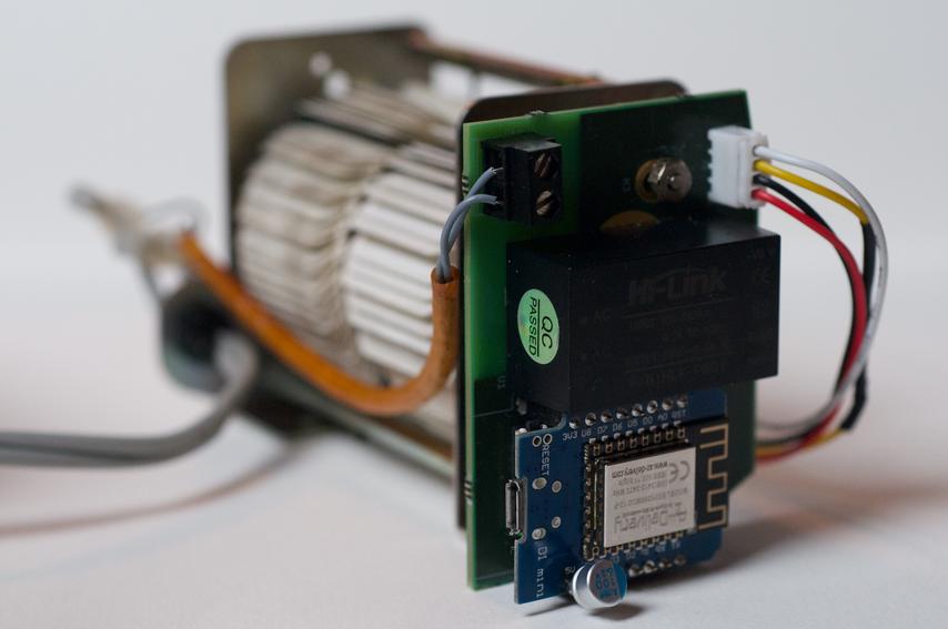 Classic 1960s Flip Clock Gets NTP Makeover