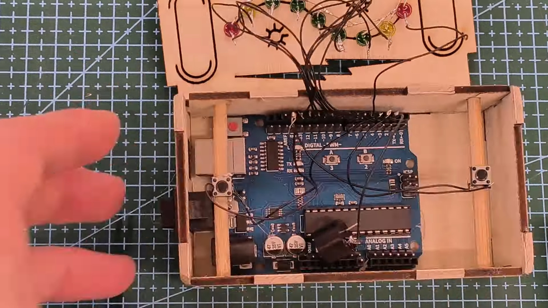 1D LED PONG, ArduinoStyle [Hackaday] Up My Tech