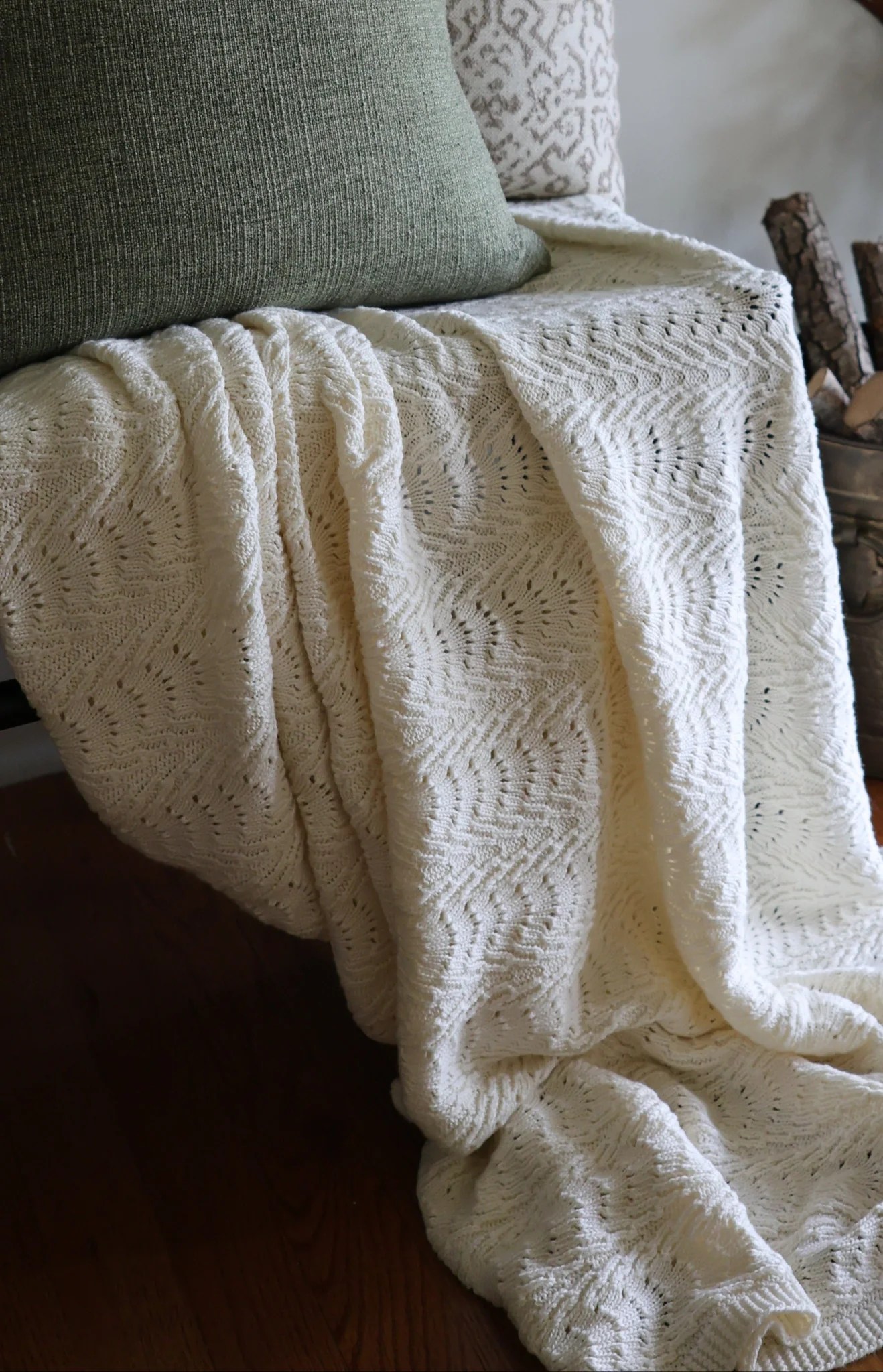 Scalloped Cream Heritage Throw