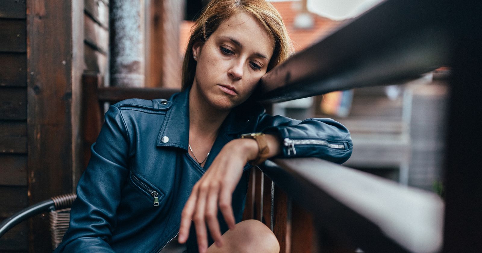 8 signs you’re a wallflower in social situations (but see things others