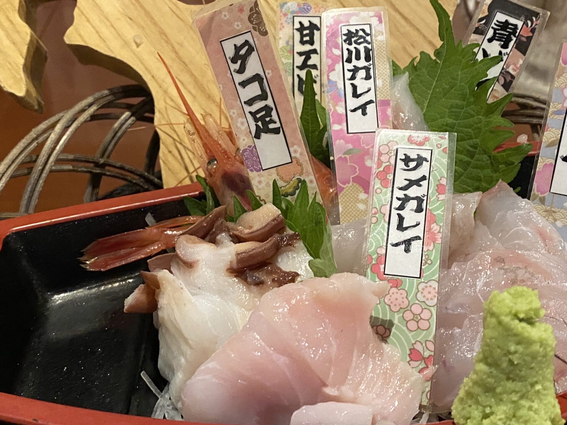 相場の半値で刺身盛り合わせ！さすが「魚問屋」だね、これで999円とかすごいわ。【旭川市】裸のビル責め〜セブンビル編〜 裸電球ぶら下げて