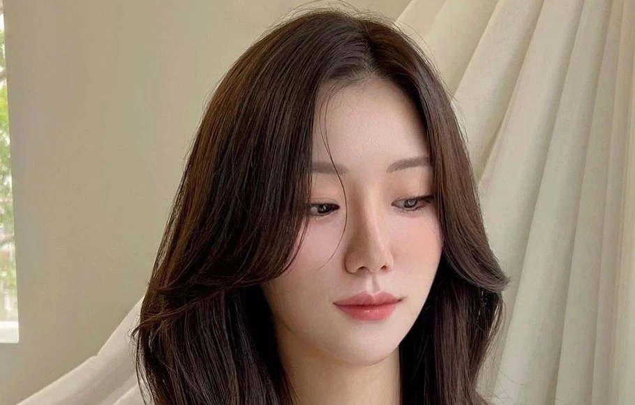 10 Hairstyles with Korean Curtain Bangs that are Too Cute to Handle!