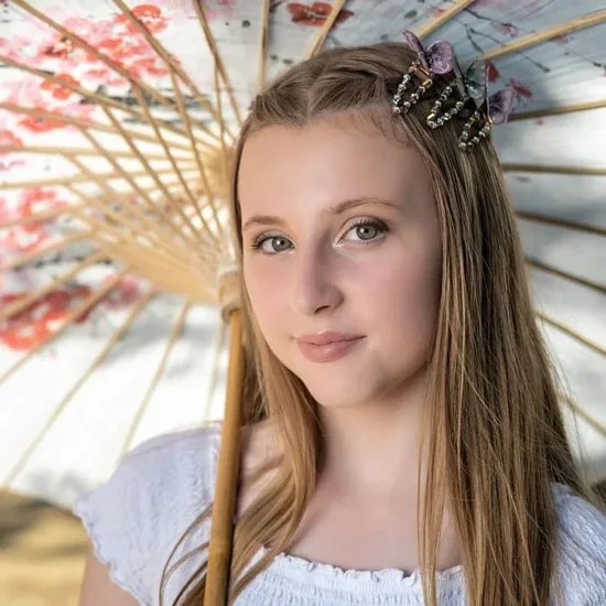 25 Trendy Butterfly Clip Hairstyles To Embrace The 90s Era