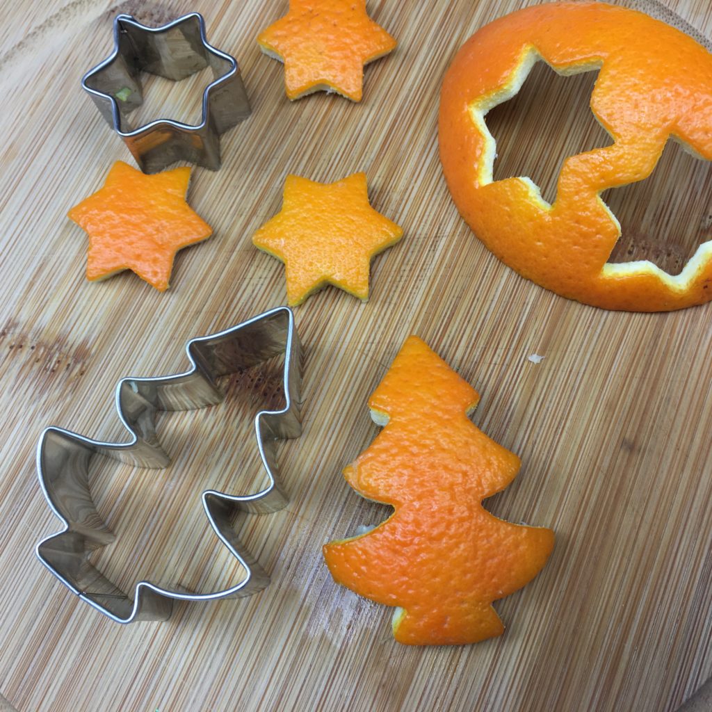 Orangenschalen ausstechen anstatt Kekse Weihnachtsdeko selber basteln