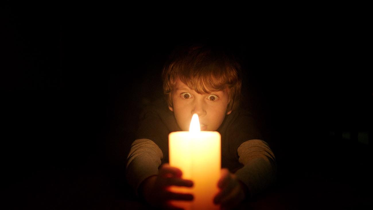 ‘Lights Out’ Brings Terrifying Horror Short Back in Feature Length