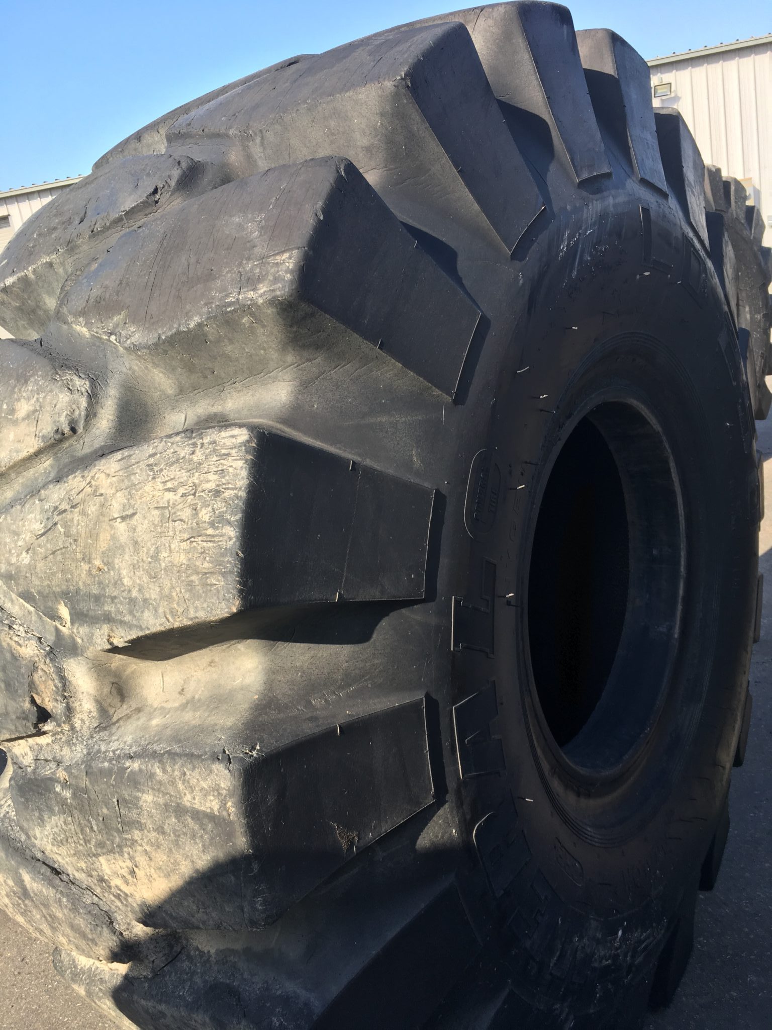 29.5X25 General OTR Tire L5 LD250 28Ply CONDITIONUsedTREAD DEPTH