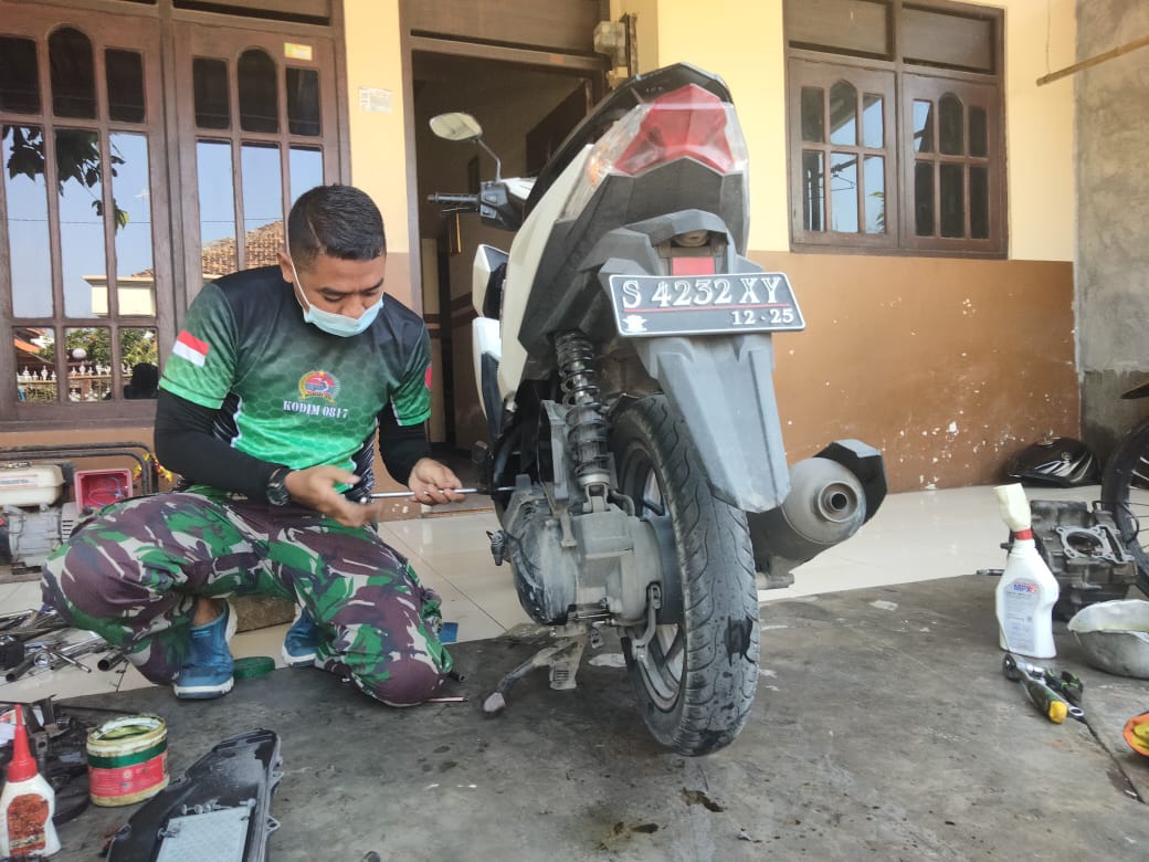 Satgas TMMD di Bengkel, Bantu Memperbaiki Sepeda Motor