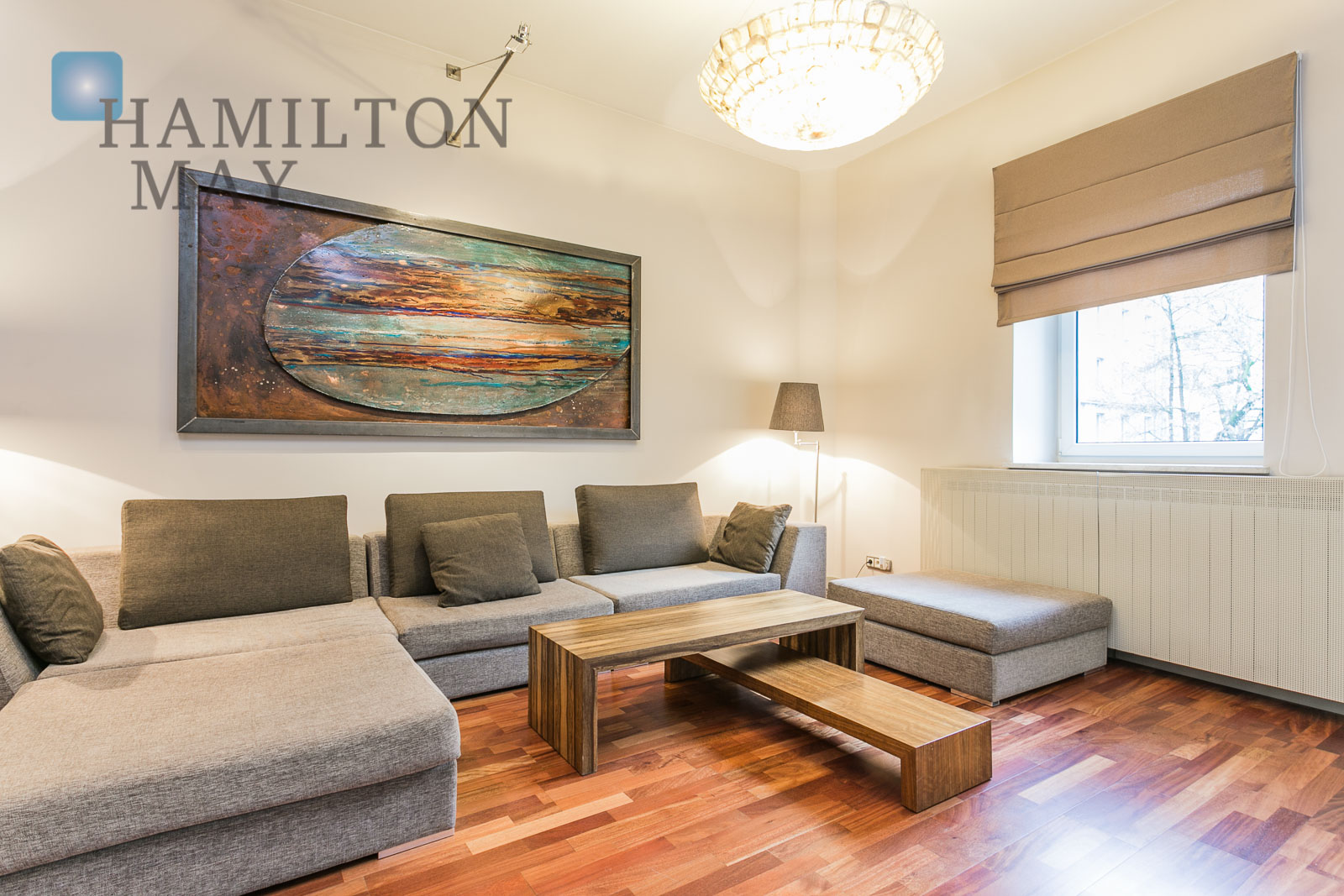 Spacious and elegant apartment located in the heart of Warsaw, in a