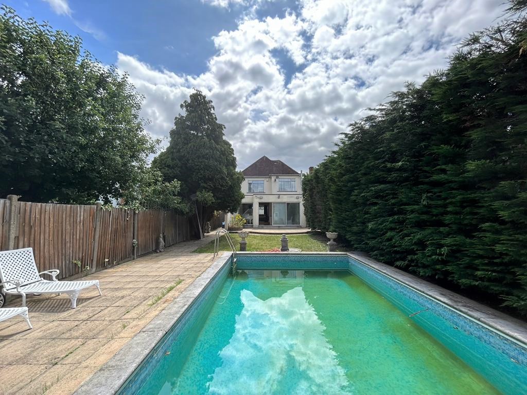 Penshurst Gardens, Edgware, HA8 9TT Hampshire Heights