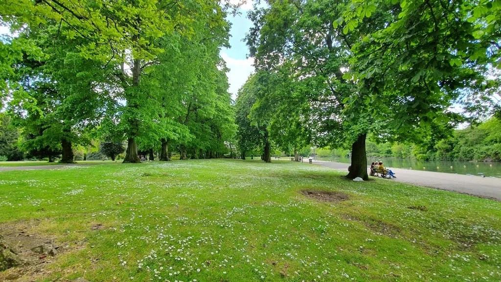 Bench Opening Times, Contacts Park in London