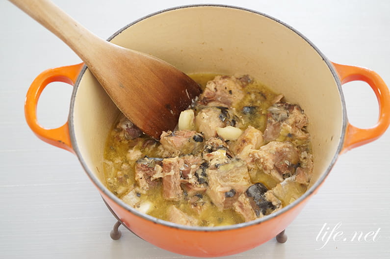 鯖缶ピラフの作り方】男子ごはんのレシピを作ってみた【サバの水煮缶でできる美味しいピラフ】-How To Make Mushroom And Mackerel Pilaf - Youtube 男子ごはんの鯖缶のトマト煮込みのレシピ。トマト缶で簡単！ - Life.net
