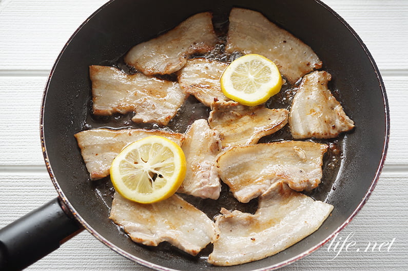 男子ごはんの豚塩レモンのレシピ。豚バラ肉とキャベツの最強おかず。