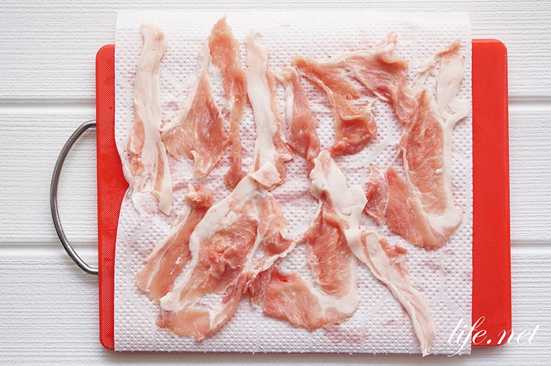 豚肉が臭い理由と臭いの消し方8選！臭いが消える豚肉料理って？ | お食事ウェブマガジン「グルメノート」 豚肉の臭みを取る方法。原因のドリップを取り除くことが大切。 - Life.net