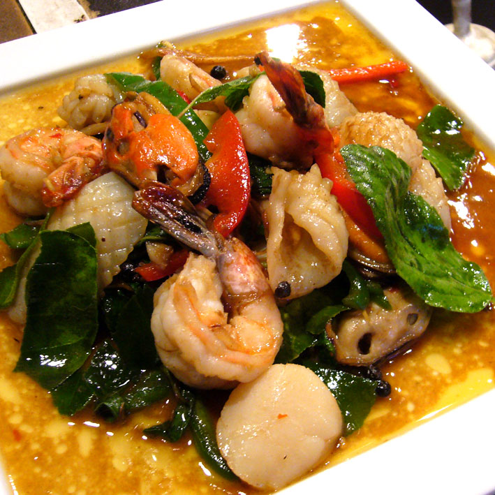 魚介類いっぱいのタイ・ハーブ、スパイシー炒めチャイニーズディル風味 愛知県半田 長期熟成・低温仕込のたまり醤油を