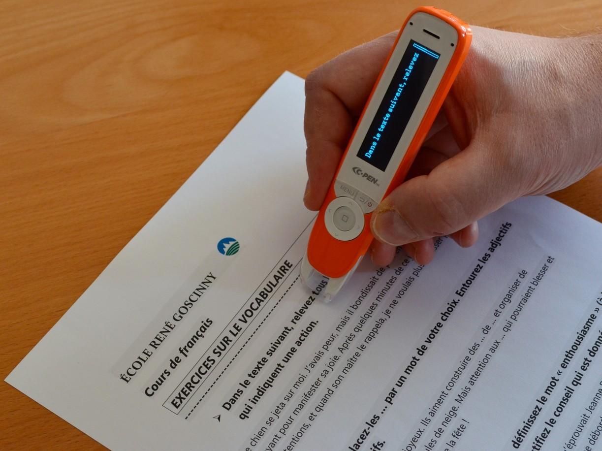 Stylo pour les dys Il lit et parle plusieurs langues