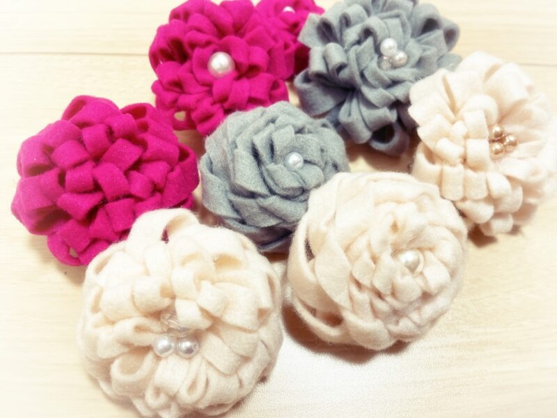 【100均フェルトで簡単】お花のブローチの作り方｜母の日のプレゼントに！ わくわく♪ハンドメイド