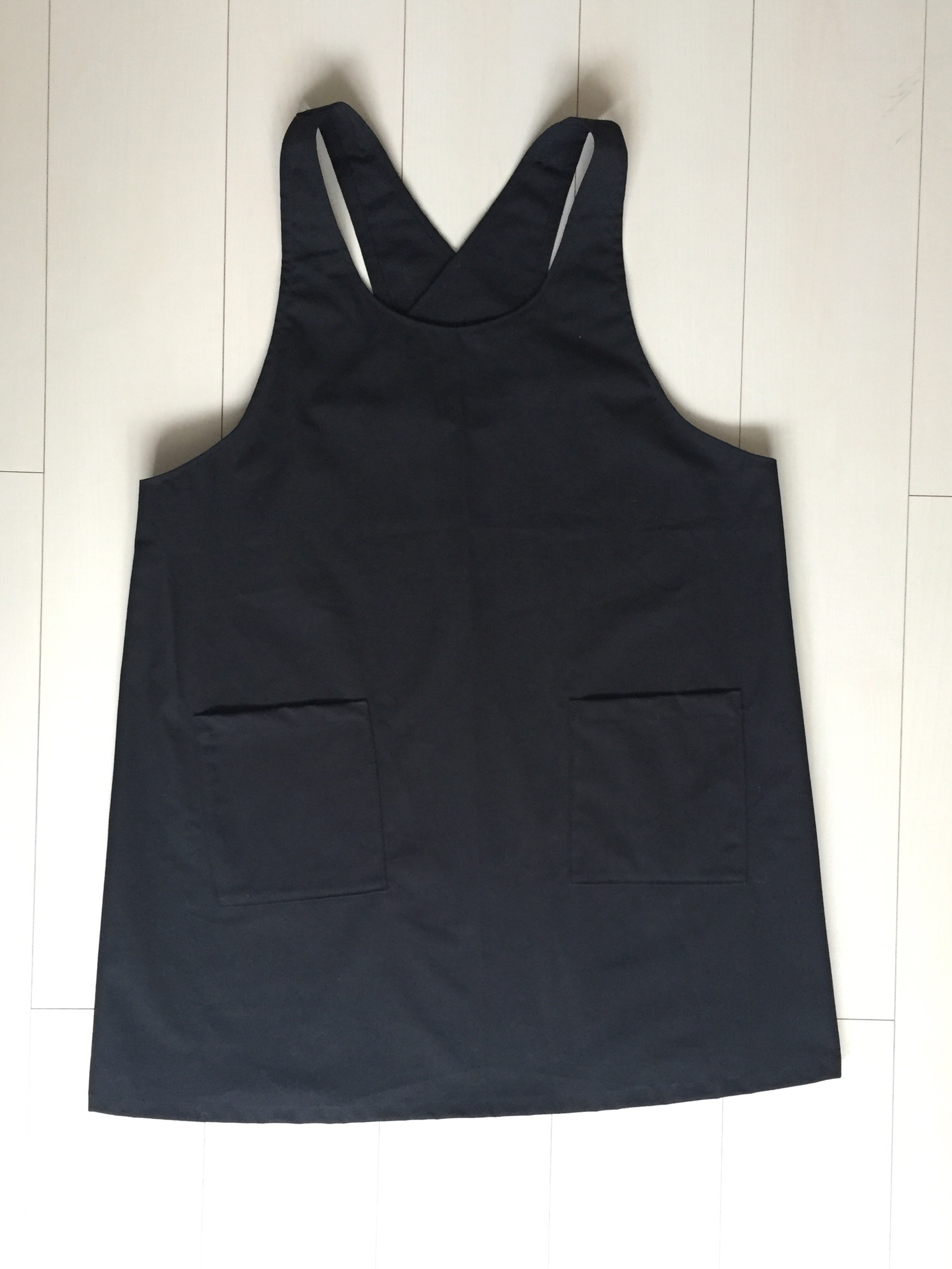 クロスエプロン - パターンレーベル | エプロン, エプロンのパターン, エプロン 型紙 無料 既製品をトレースして型紙を起こす方法、お気に入りのエプロン｜ハンドメイドで楽しく子育て Handmadebycue.com