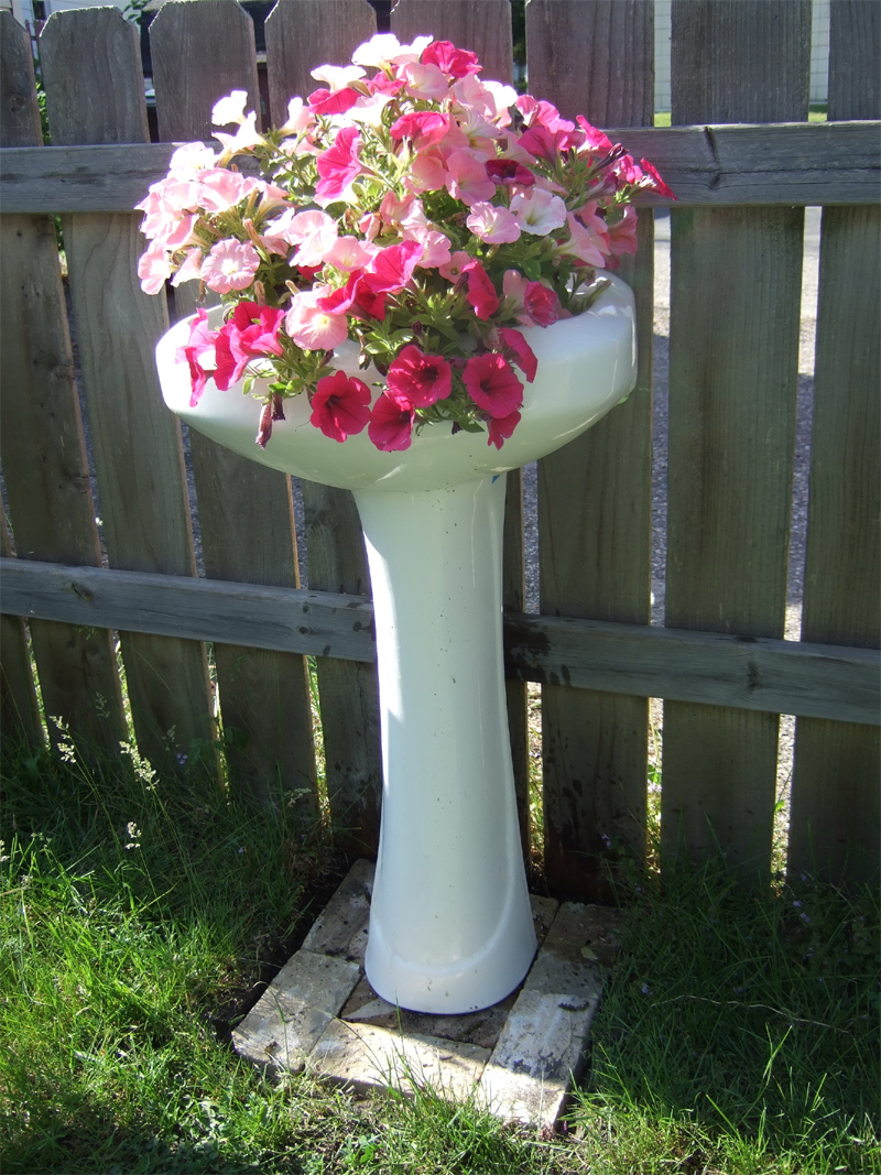 17 Insanely Creative DIY Planter Ideas from Household Items
