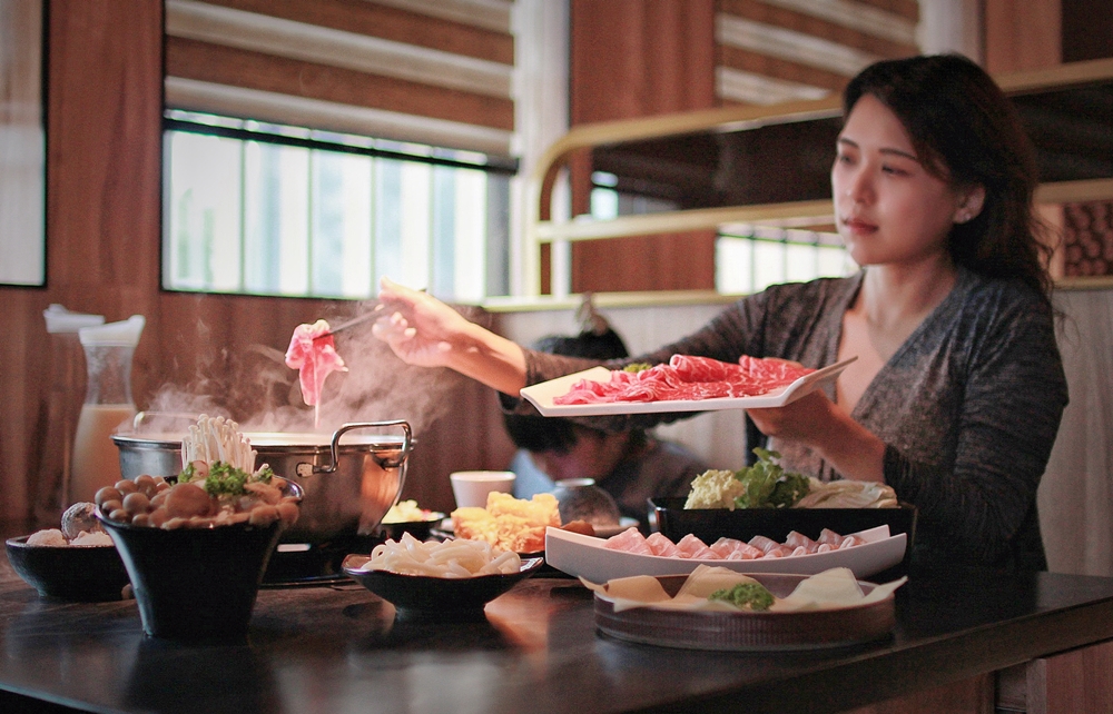 桃園鍋物/中壢鍋物/怎麻辣頂級鴛鴦鍋/想不到在青埔也能吃到有水準的麻辣鴛鴦鍋