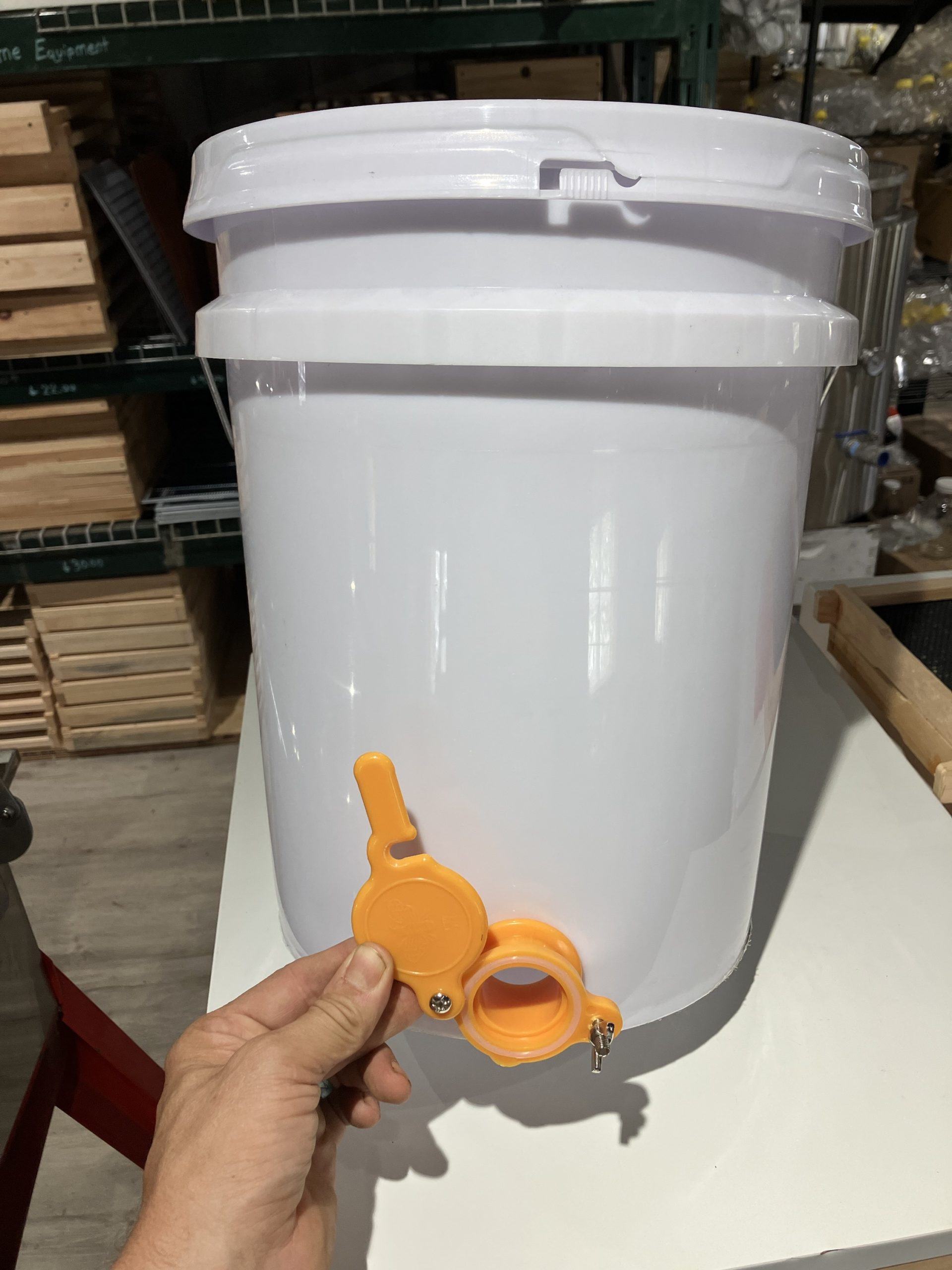 Basic Bottling Bucket w/ Lid HappBee Acres Bee Supply