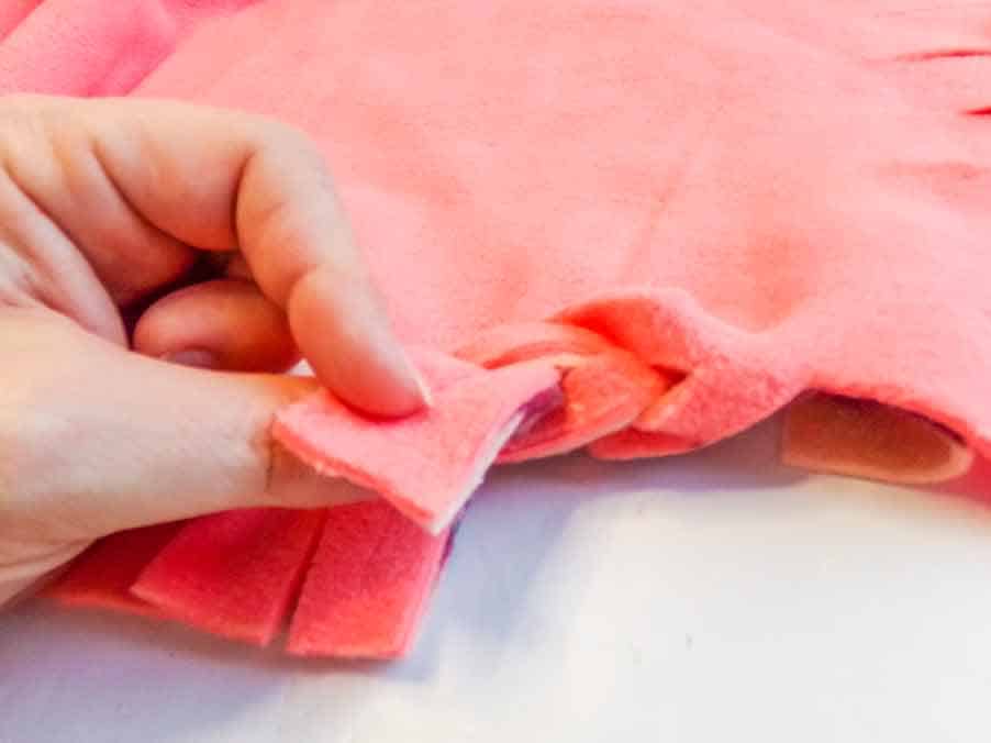 How To Make A NoSew Baby Blanket