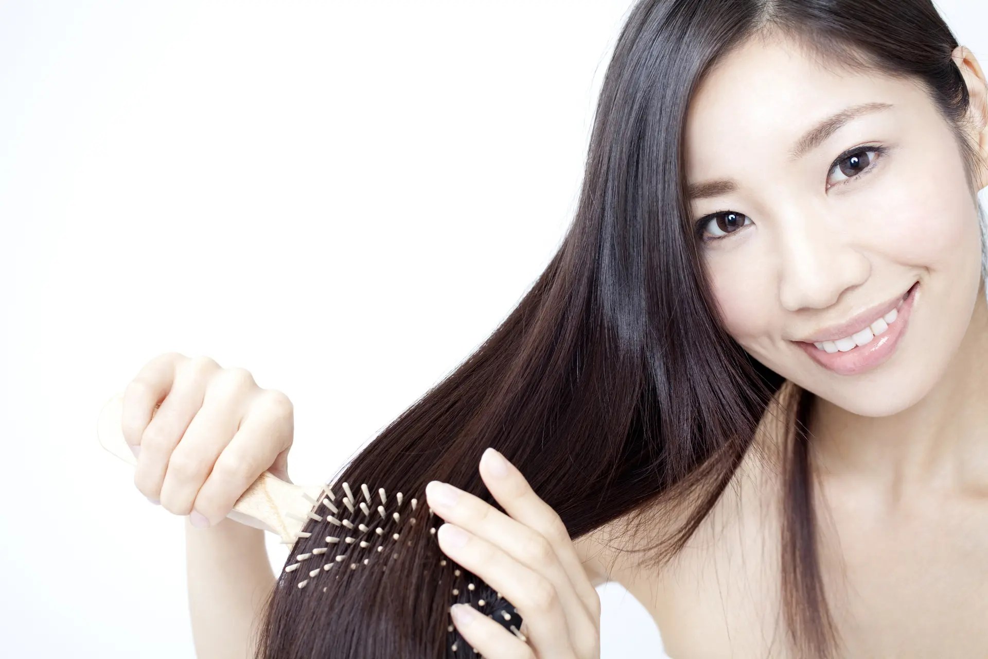 濡れた髪をくしでとかすから、髪がぱさぱさになる。 スキンケアに必要な30の美容知識 HAPPY LIFESTYLE