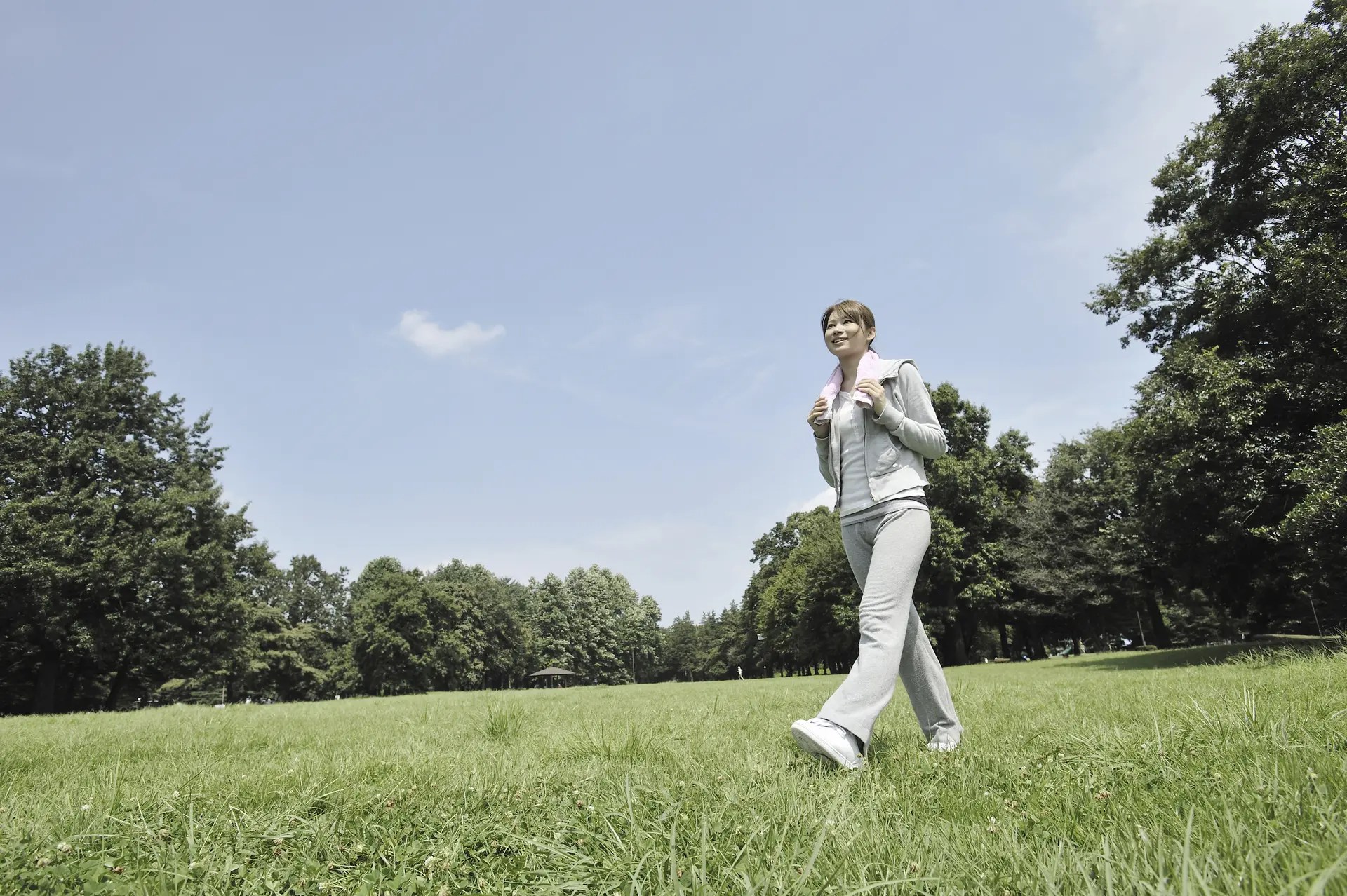 週末は、朝のウォーキングから始めるのがいい。 週末を楽しく有意義に過ごす30の方法 HAPPY LIFESTYLE