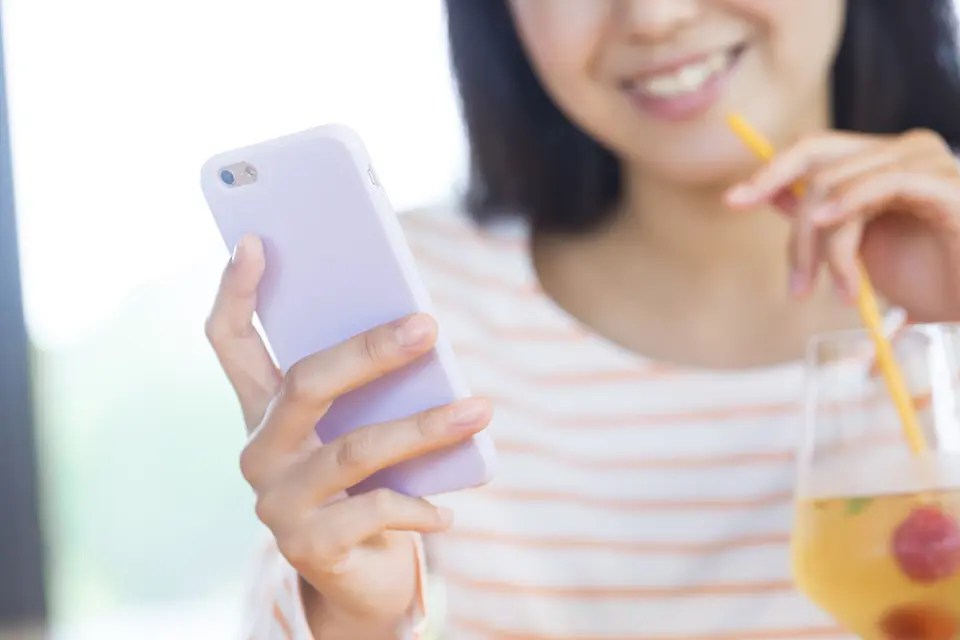 SNSやアプリをダメと決めつけない。賢い使い方をすれば、出会いを補うツールになる。 出会いのチャンスを増やす30の方法 HAPPY