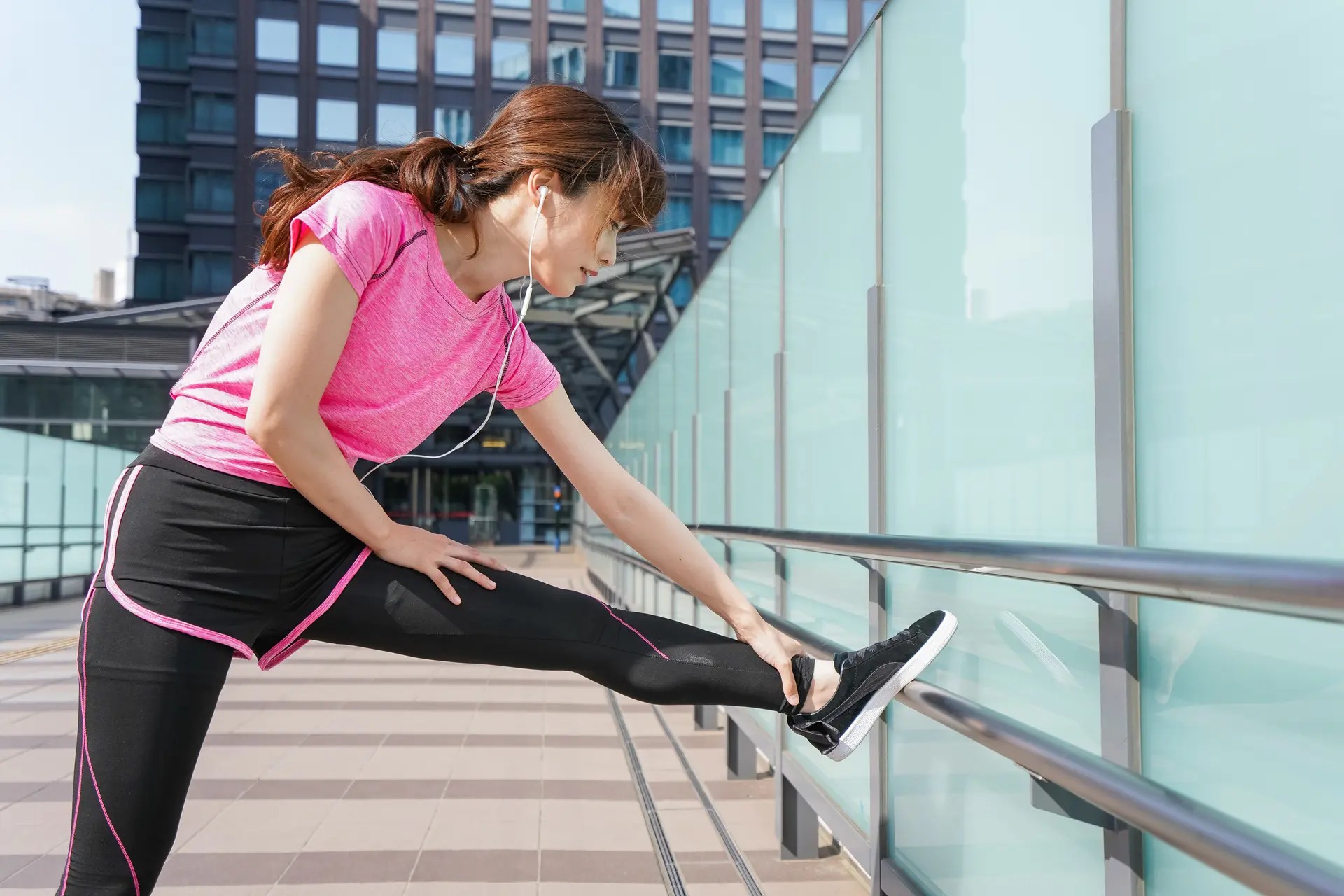ただ歩くだけで、多くの筋肉を同時に鍛えることができる。 健康のためになる30の散歩術 HAPPY LIFESTYLE