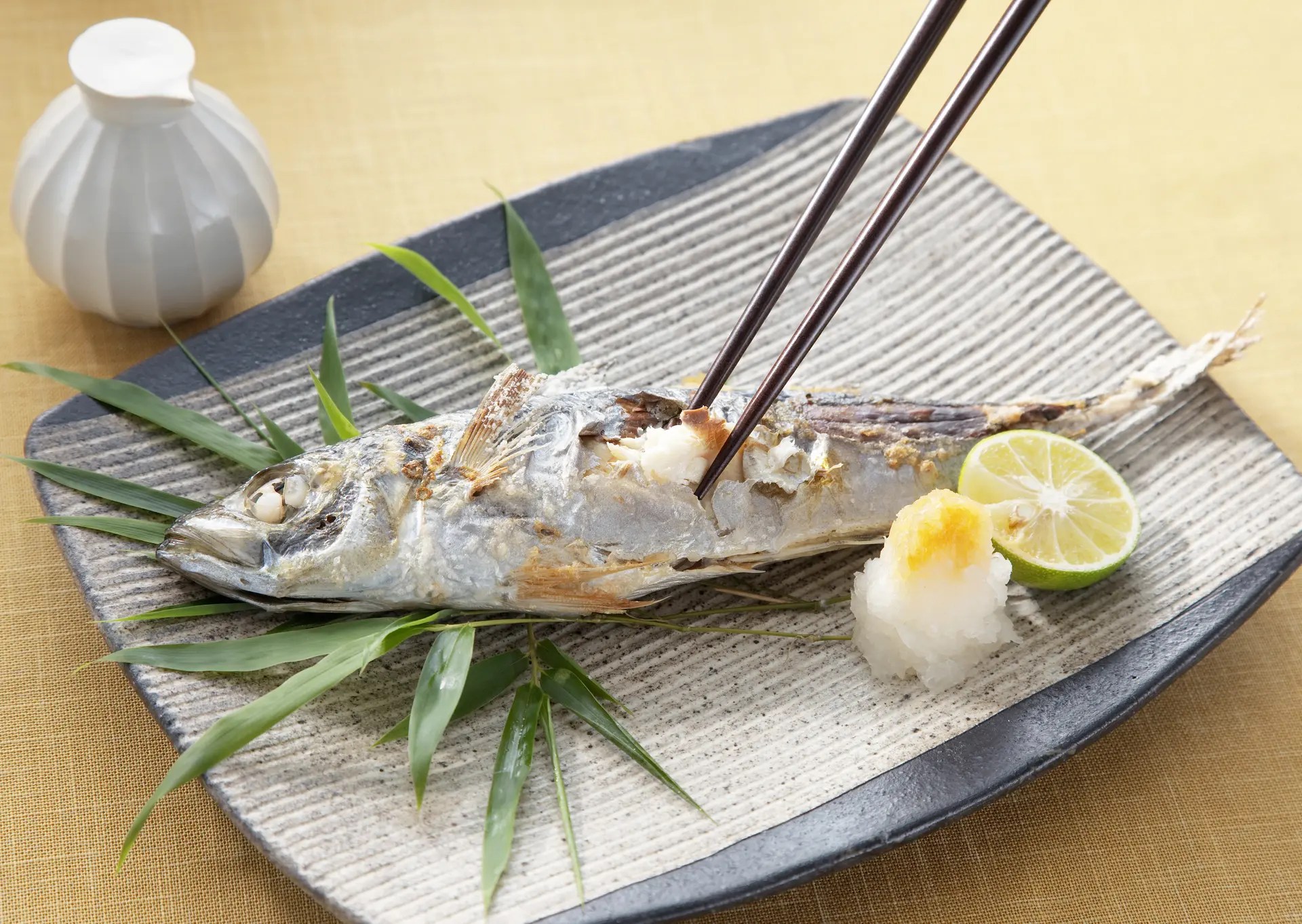 箸で魚を上手に食べる、4つのステップ。 会席料理を上品に食べる30の食事マナー HAPPY LIFESTYLE