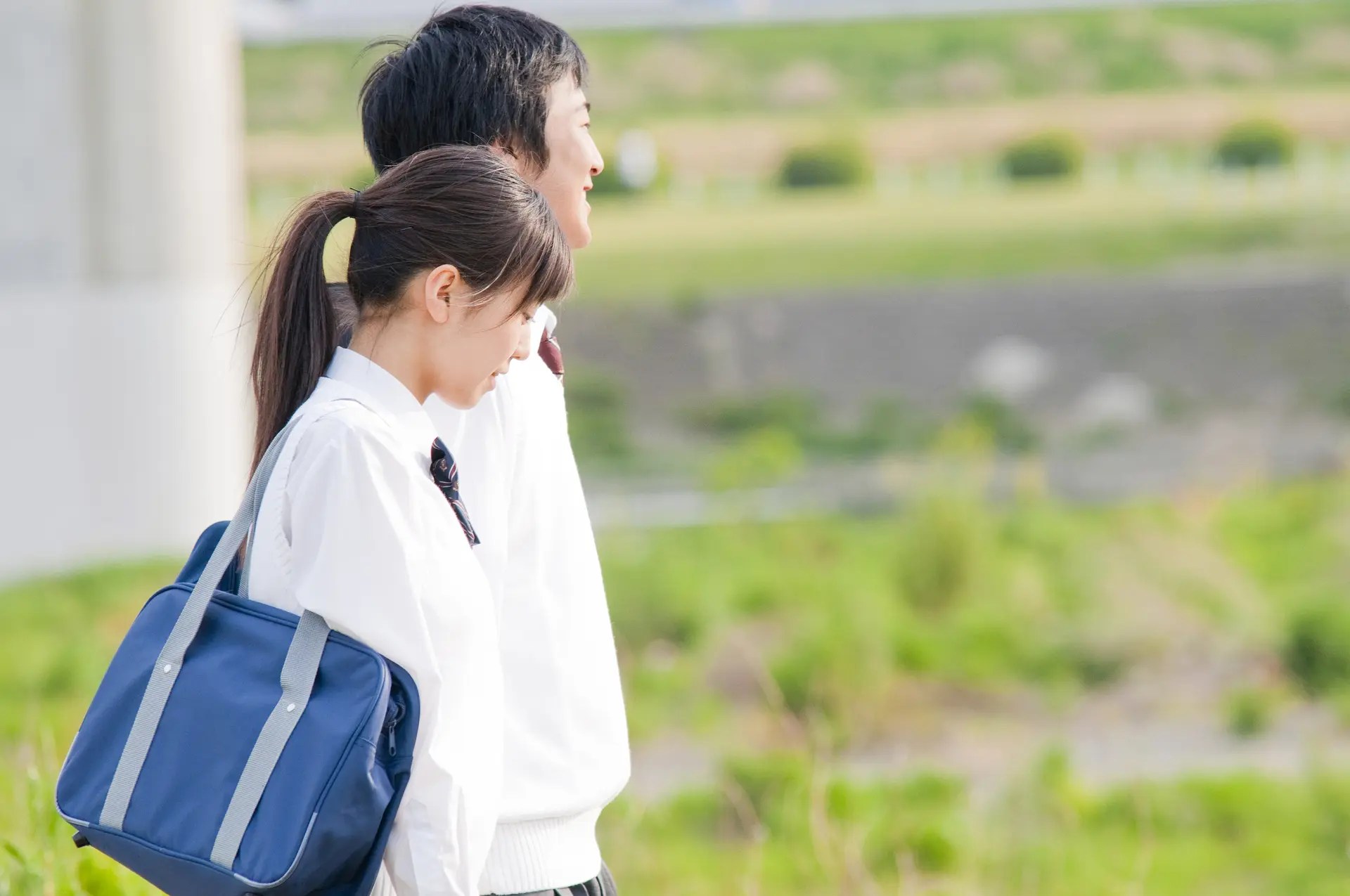 気持ちを伝えようと、真っ正面から見つめるのは、逆効果。 必ずYESと言わせる30のデートの誘い方 HAPPY LIFESTYLE