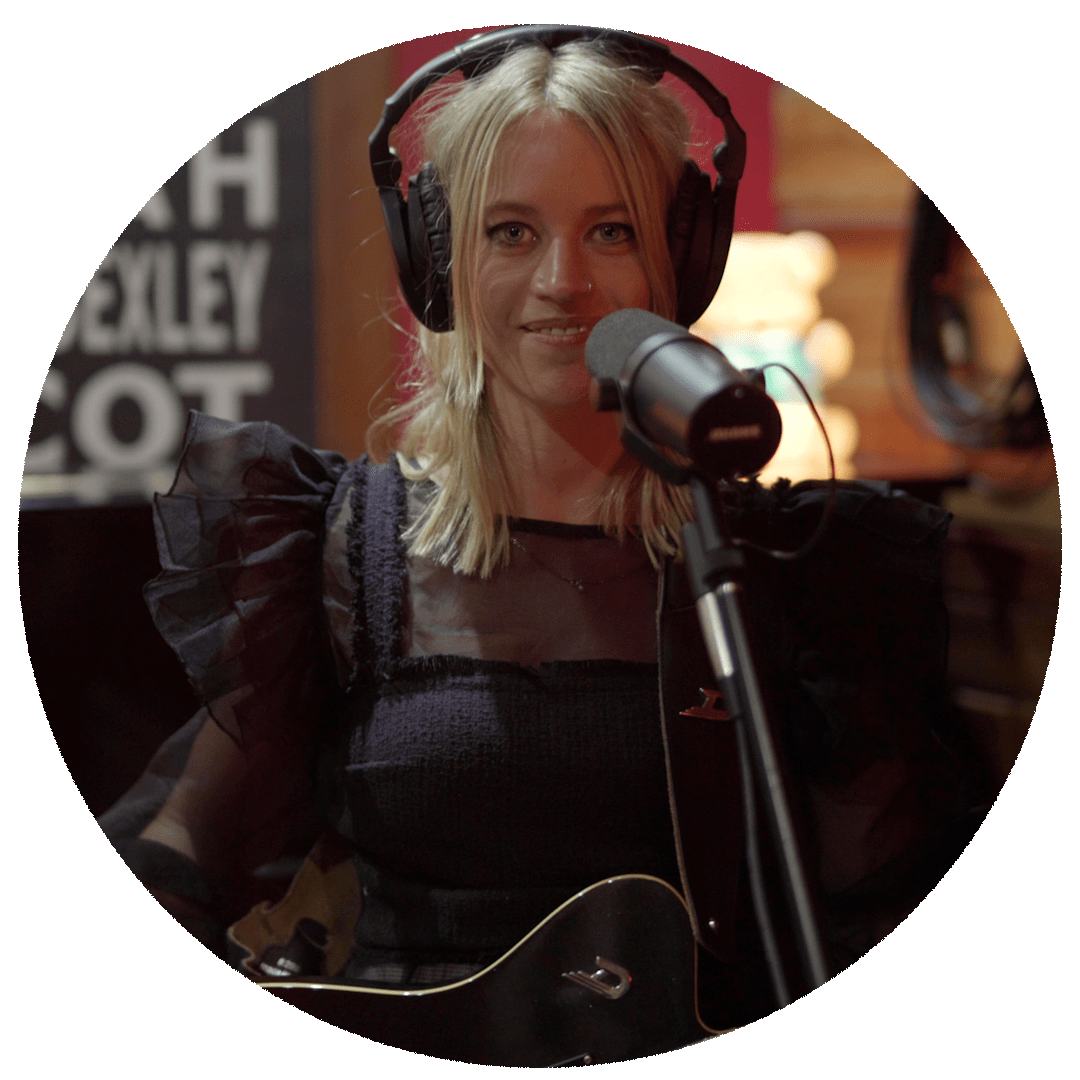 Watch Annie Hamilton perform 'Panic' Live at Enmore