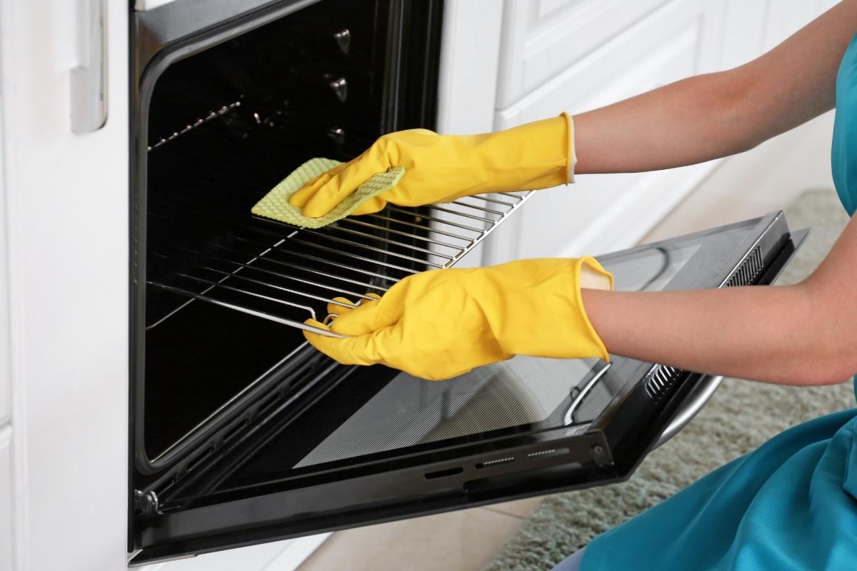 Our 7 Tips To Deep Clean Your Oven Naturally Happy Maids Green Cleaning