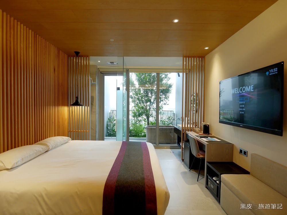 台中逢甲住宿【余舍行旅】逢甲夜市住宿推薦。高樓景觀浴缸房，房內迷你電影吧