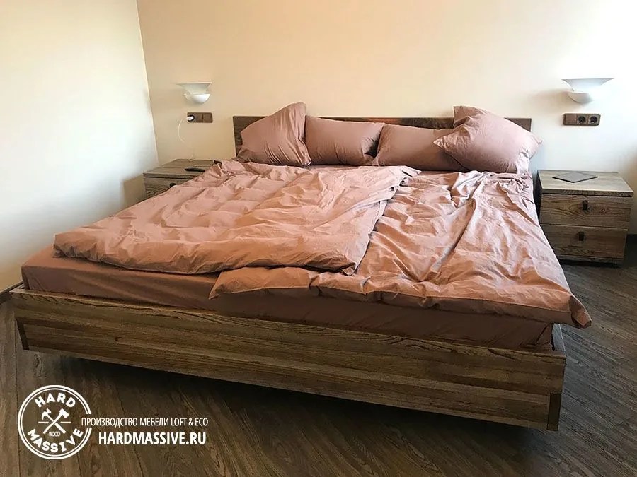 Большая кровать из массива дерева с прикроватными тумбочками