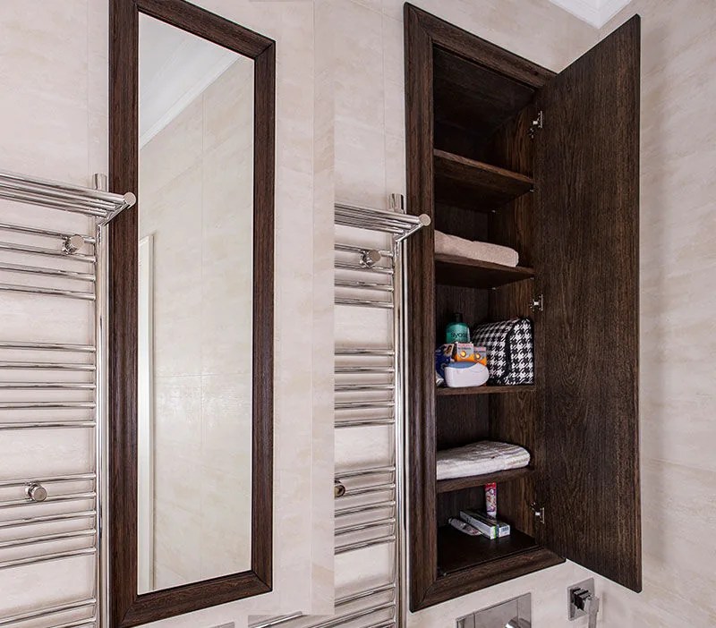 Встроенный шкафчик с зеркальной дверкой в ванную комнату