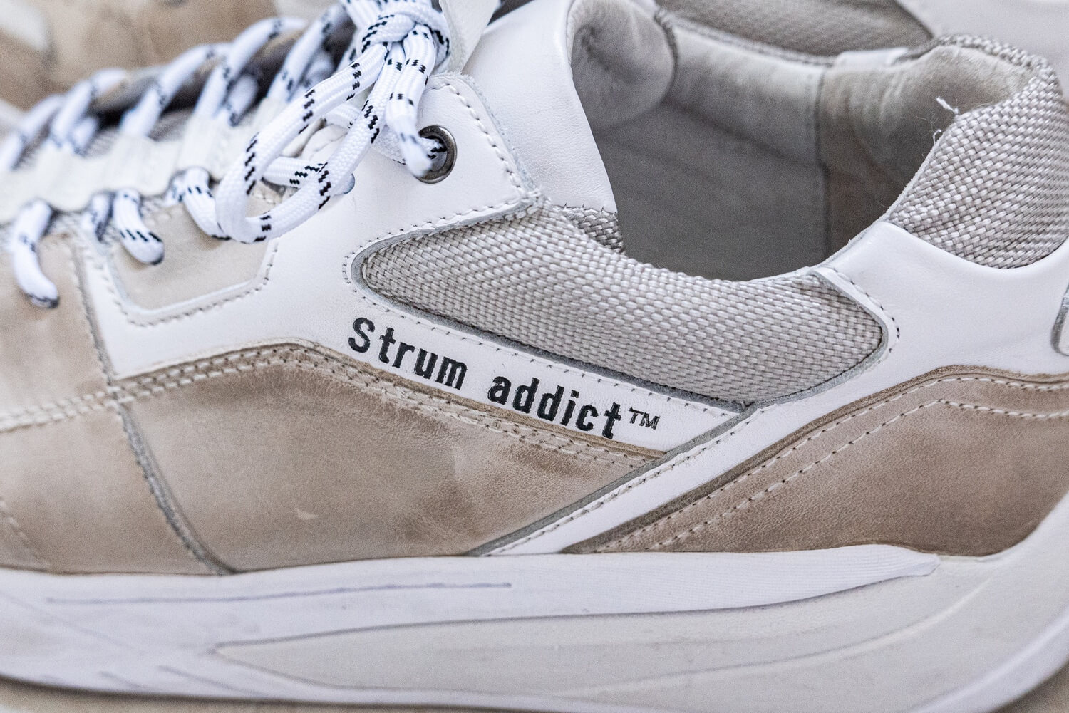 80年代カルチャーを今っぽく再構築した「Strum addict」の
