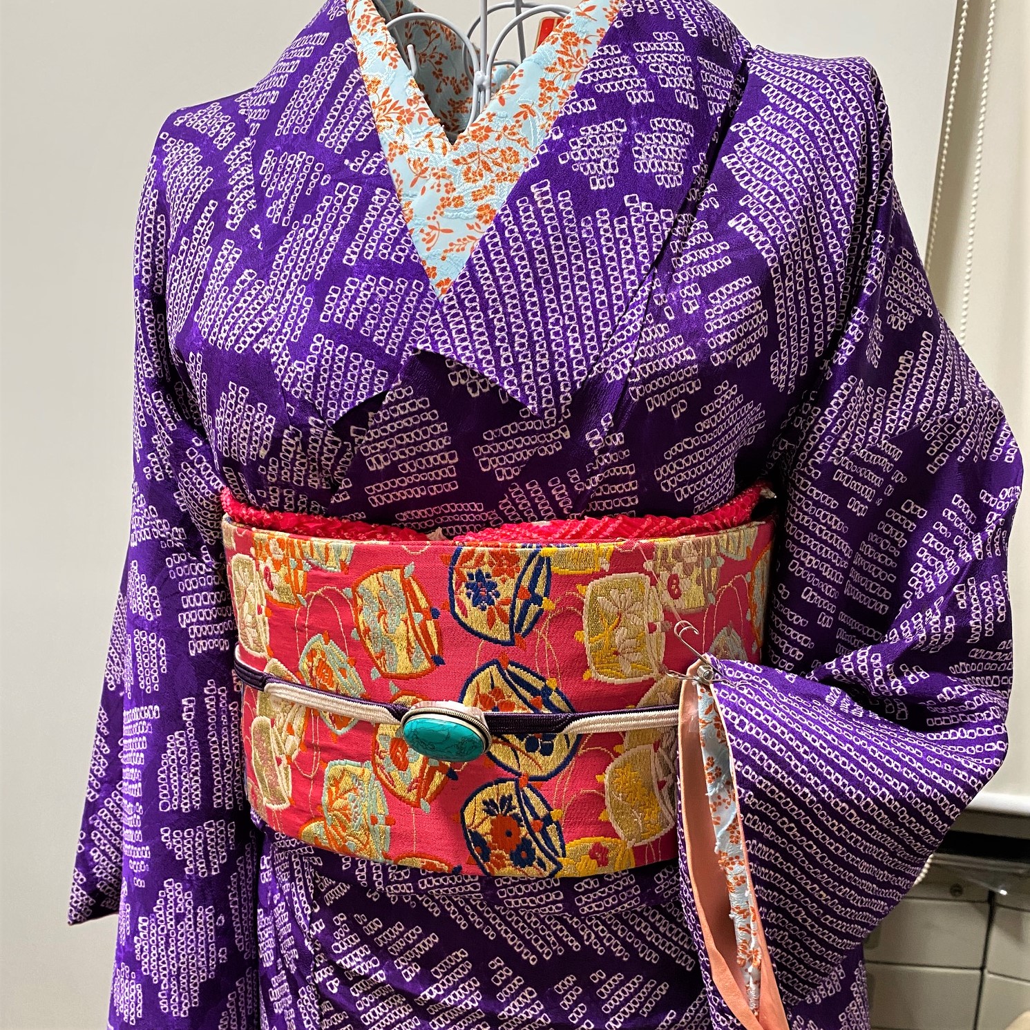 本紫色地総絞り小紋＋紅梅色地糸車文名古屋帯｜晴れてらす【たんす着物を活用し、気軽に着物を楽しむための情報を発信！】