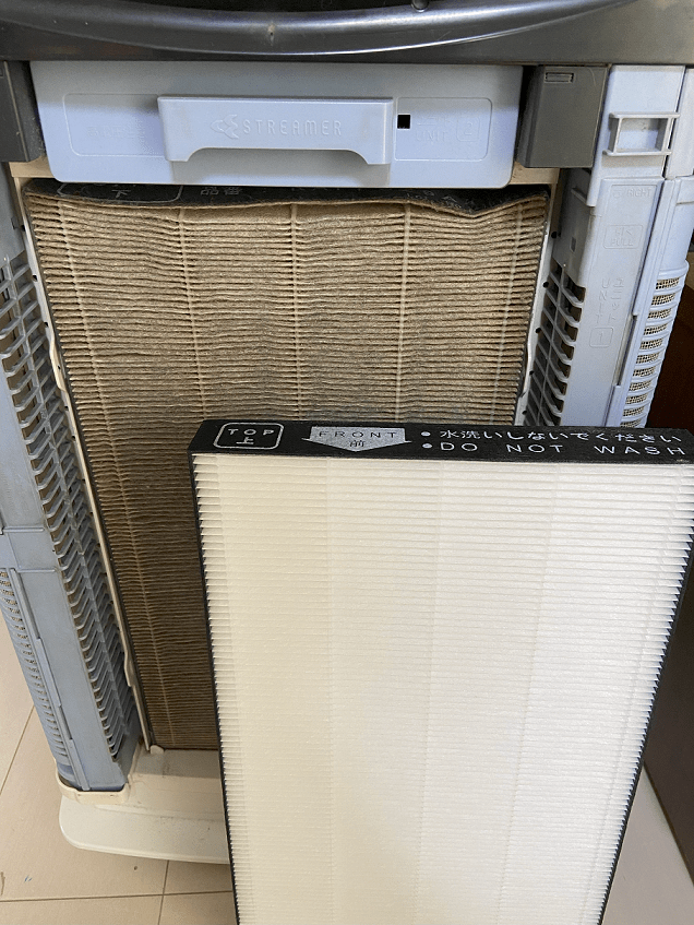 ダイキン空気清浄機の集塵フィルター交換！約10年間使用した新旧の差を公開！ 住まいのメンテナンス はるいえ