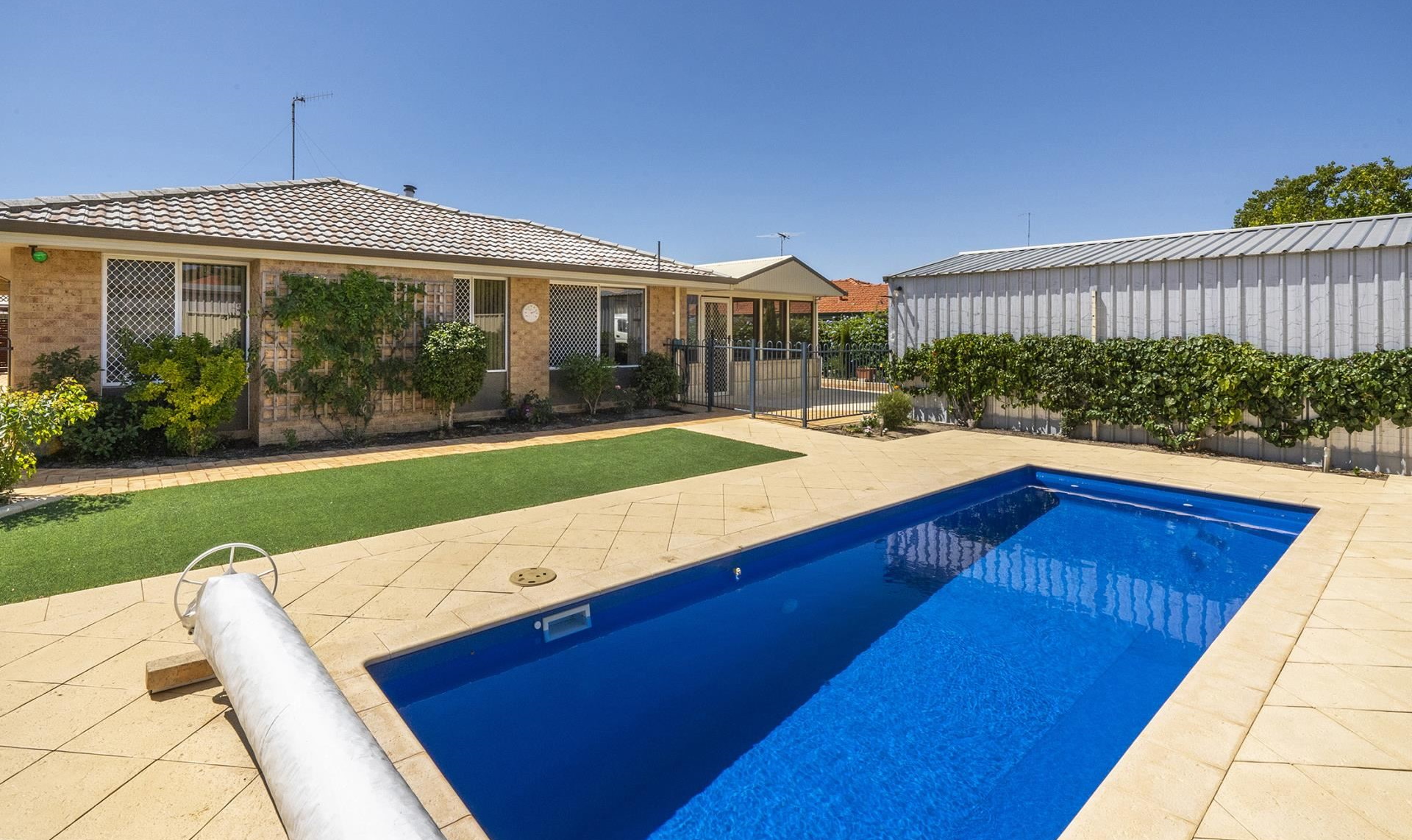 6 Healthier Alternatives to Chlorine for Cleaning Swimming Pools