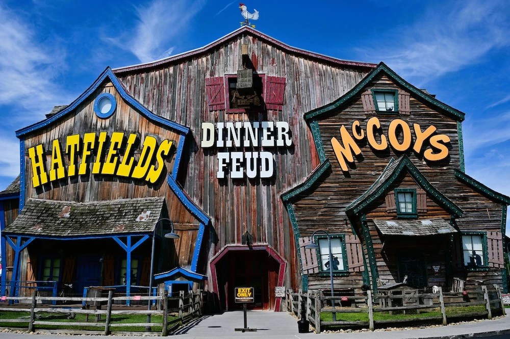 Your Guide to Visiting Hatfield & McCoy Dinner Feud in Pigeon