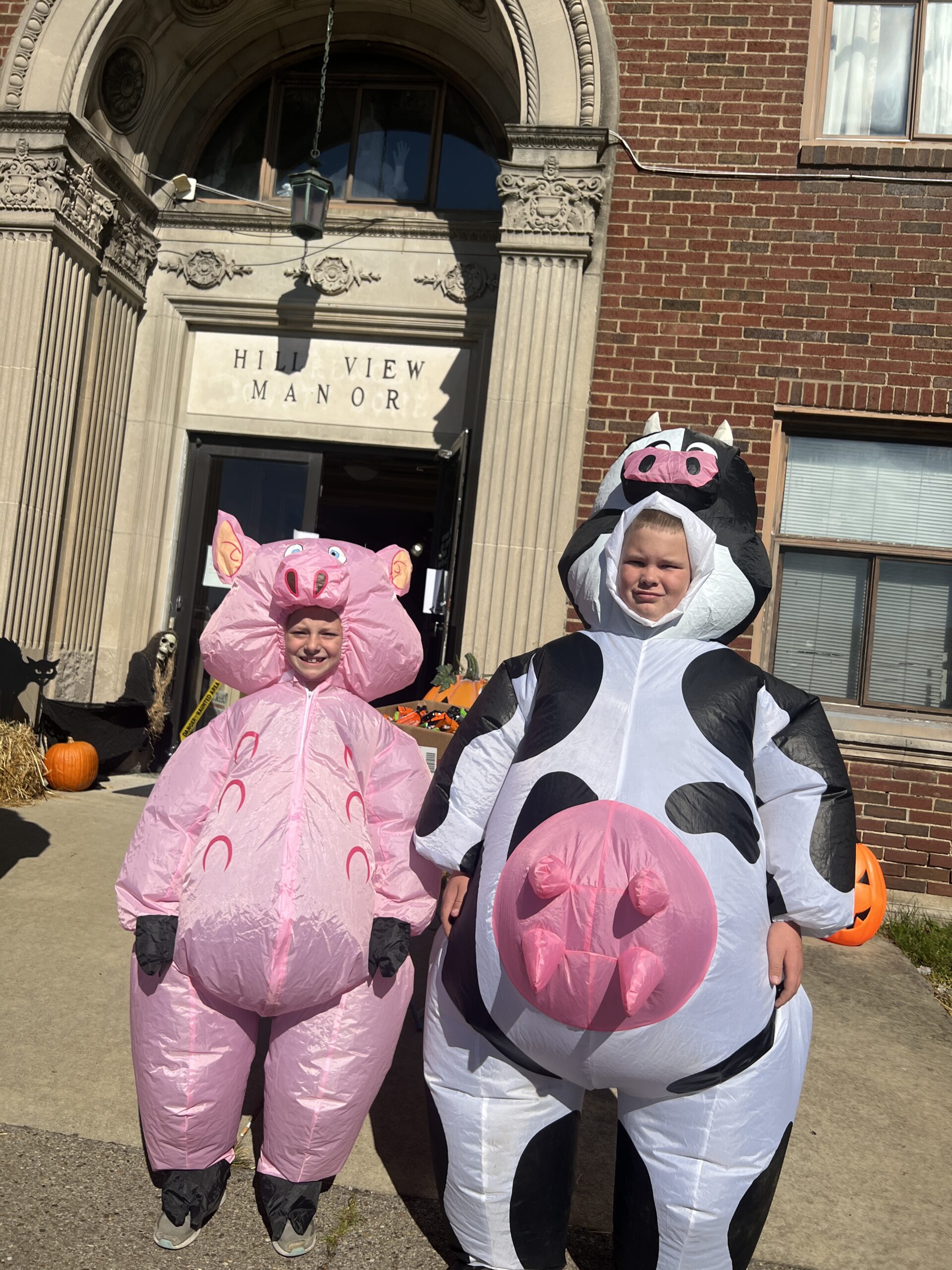 Kids Trick or Treat 2022 Haunted Hill View Manor