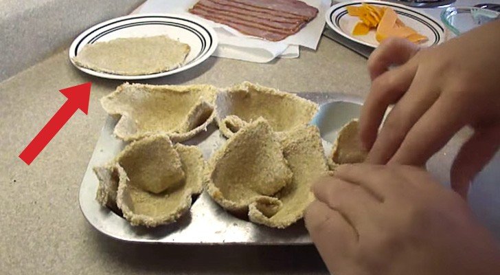 Sie zerdrückt Toastbrot und macht Behälter daraus. Bereit für ein