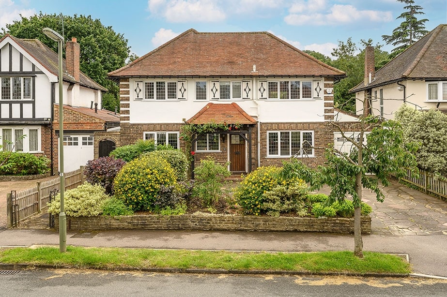 4 Bedrooms, Hinchley Drive, Esher Hawksman