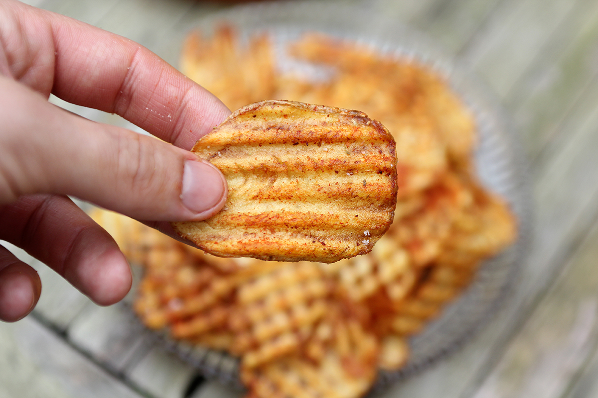 Zelfgemaakte aardappelchips met paprika en zout Hot Cuisine de Pierre