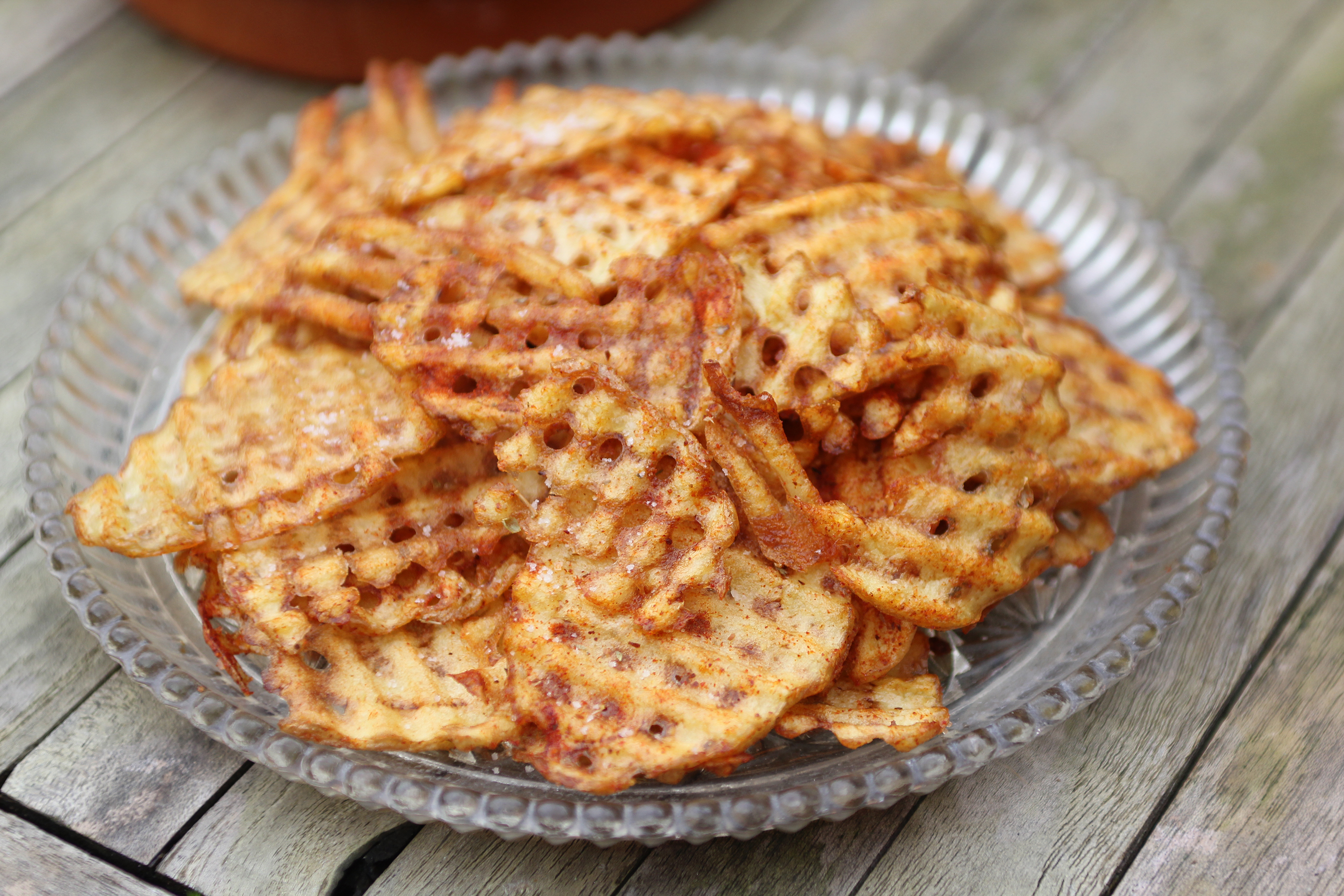 Zelfgemaakte aardappelchips met paprika en zout Hot Cuisine de Pierre