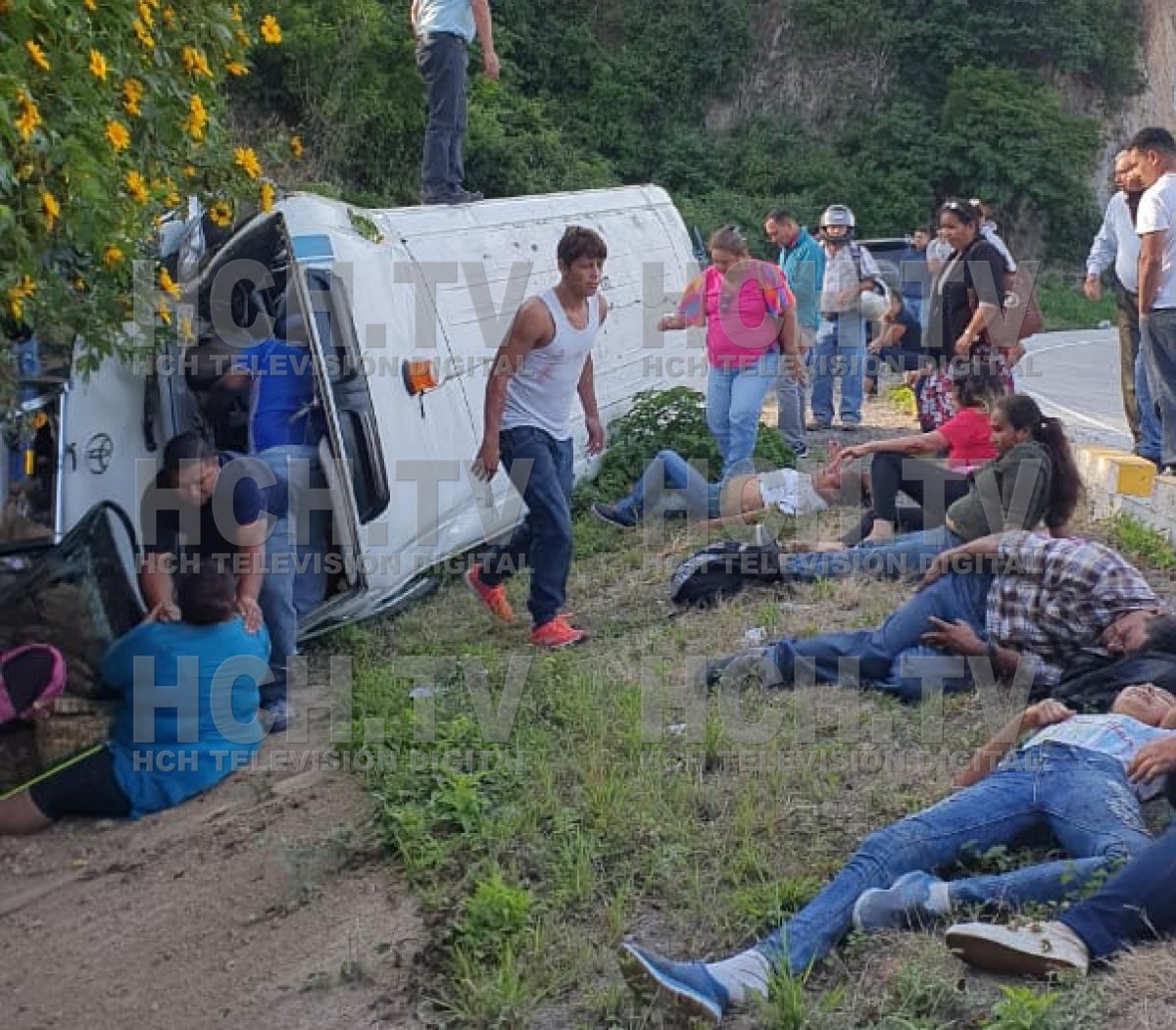 ¡Al menos 15 heridos! deja volcamiento de bus en carretera al sur de