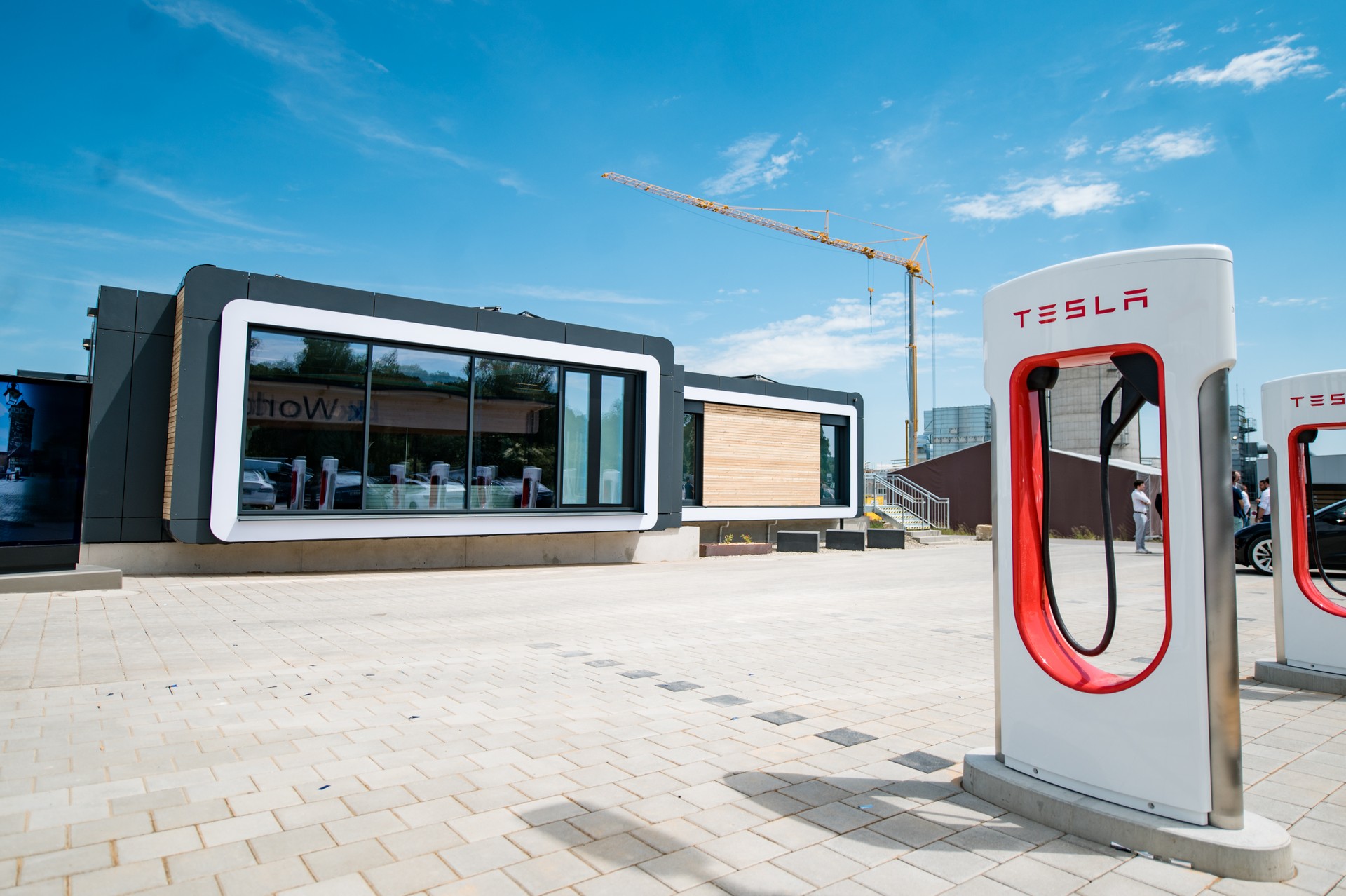 Il Supercharger del futuro di Tesla? Esiste già, fa la pizza in 4