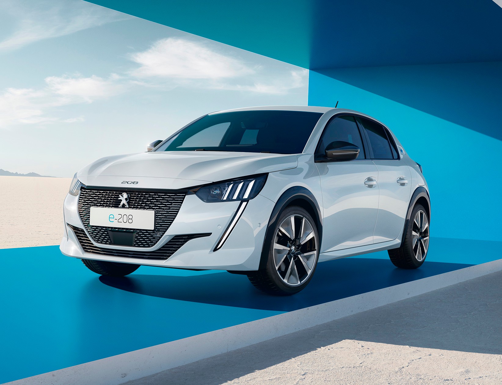 Peugeot e208, cresce la potenza e l'autonomia arriva a 400 km